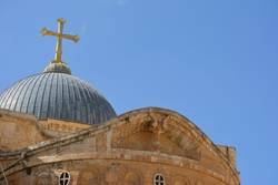 Blick auf die Kuppel der Grabeskirche in Jerusalem mit ihrem weithin sichtbaren goldenen Kreuz.